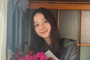 佐々木希、異次元の小顔に驚く...ホワイトコーデが大反響　「桜の妖精」「桜と美女、最高です」