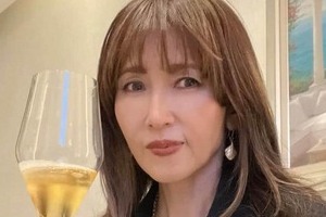 工藤静香55歳、深くスリットの入った黒ドレス姿にドキっ　「めちゃめちゃ綺麗」圧巻の立ち姿