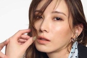 「ずーっと美人」3児のママ・加藤あい42歳、「主人のスウェット」着こなす私服姿　エルメス・バーキンを手に