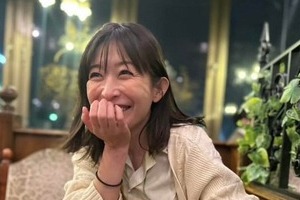 奇跡の44歳・小野真弓、白肌デコルテあらわな赤ドレス姿　「全然変わらない」「若々しくて綺麗です」