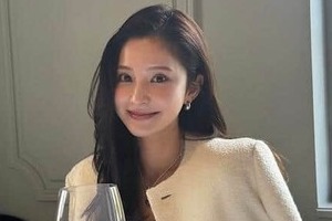 サッカー堂安律の美人妻、サングラスを少しずらして...　プラベショットが「めちゃくちゃ可愛い」大興奮