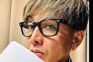 木村拓哉、鍛えられた筋肉たくましいタンクトップ姿　鋭い目つきで決めポーズ...圧倒的な存在感