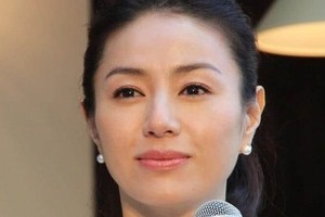 井川遥48歳、キュートな笑顔に癒される　シンプルな黒ワンピ姿に「可愛い～～」「素敵ですね」絶賛