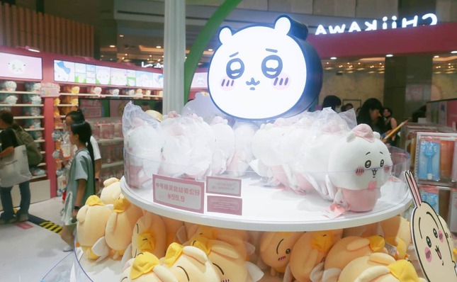 「ちいかわ」は国外でも人気だ。2024年3月には上海で期間限定ショップも展開された（写真：CFoto/アフロ）