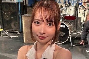 「日本一美しいドラマー」大野真依、チェック柄の超ミニ＆ノースリーブワンピ姿　「超カワイイ」メロメロに
