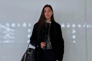 「もはや神」新木優子、美脚すらりデニムのミニスカ姿　髪をかきあげ笑顔全開「スタイル良すぎ！」