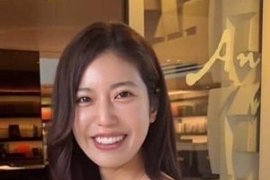 【画像】「令和の峰不二子」阿部なつき、おへそチラ見えショットの破壊力　「ウエストほっそ」「スタイル抜群」