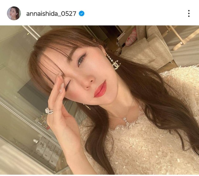 石田安奈さんのインスタグラム（＠annaishida_0527）より
