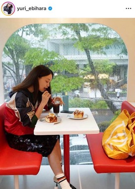 蛯原友里さんのインスタグラム（＠yuri_ebihara）より