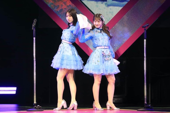 柏木由紀さん（左）と「てもでもの涙」