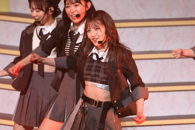 グループ屈指のダンスナンバー「根も葉もRumor」も披露