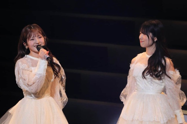 同期の岩立沙穂さん（右）と「あの頃のスニーカー」