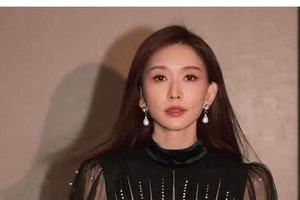 トップモデルのリン・チーリン50歳、完璧ミニスカ姿の衝撃「ママだなんて信じられない」「いつまでも綺麗」