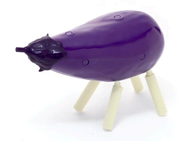 秋東精工の「精霊馬プラモ キュウリとナス」（塗装済みの完成見本。実際の商品とは異なる）