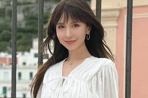 1児のママ・歌手May J. 肩出しトップス×ミニスカ私服コーデに絶賛　「デニムのスカート可愛い過ぎ」