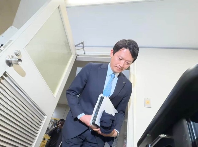 定例会見に臨む斎藤元彦知事（2025年3月27日撮影）