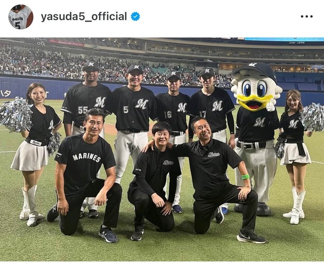 ロッテのチームメイトと（安田のインスタグラムより）