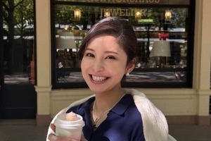 サッカー堂安律の美人妻、まるでオードリー・ヘップバーン？　「ニースの夜」写真がステキ...指輪もキラリ