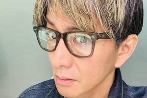 木村拓哉、愛犬と散歩へ「風が心地良かったね」　Tシャツ×短パンの爽やかコーデ...バッグは斜めがけで