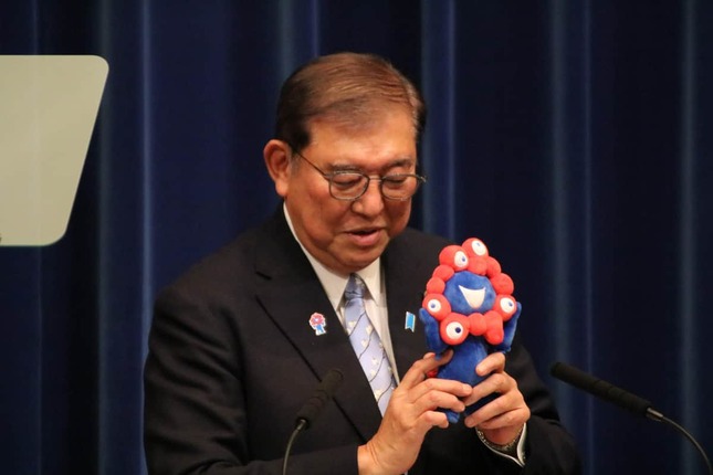 石破茂首相の手にも「ミャクミャク」