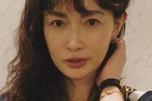 長谷川京子46歳、透け感爽やか白シャツ×ショーパコーデの破壊力　「変わらず綺麗」「美し過ぎます」