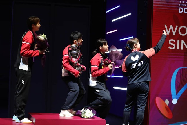 中国選手と自撮りする伊藤（写真：新華社/アフロ）