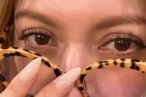 モデル岩堀せり47歳、異次元の美脚＆オフショル姿にファン騒然「足が長すぎる！」　夫は「GLAY」TAKURO