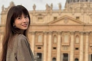 1児のママ・歌手May J. 大胆キャミワンピ姿でイタリアに降臨　「美しすぎる」「めちゃ綺麗」