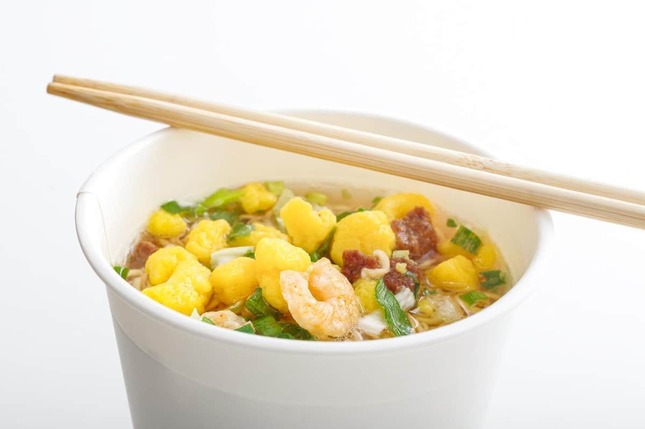 カップ麺を混ぜて食べるとどうなる？（写真はイメージ）