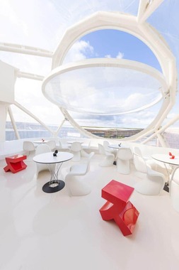 ハイジカフェにある話題の家具「スイス」、写真提供：スイスパビリオン（© FDFA, Presence Switzerland）