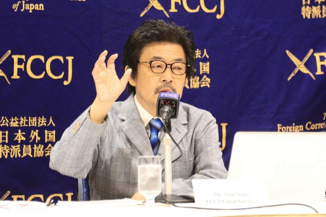 日本外国特派員協会で記者会見する園子温監督。「潔白」を主張した