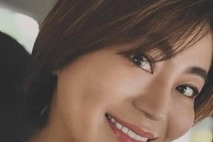 国民的スター・氷川きよし、美脚あらわショーパン姿で帰郷　自然体な表情も隠しきれない圧巻オーラ