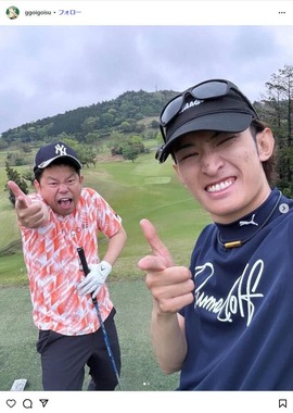 SnowMan・向井康二さんとゴルフをする津田さん。津田さんのインスタグラム（＠ggoigoisu）より