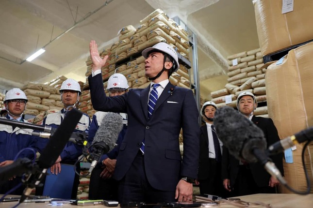 神奈川の備蓄米倉庫を視察する小泉進次郎農水相（写真：ロイター/アフロ）