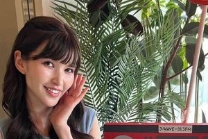 父親は亡き大物俳優...岡田朋峰26歳、美脚すらり神スタイル＆ポニテ姿に...「生徒が羨ましい」