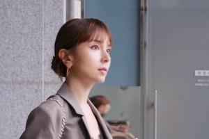 「ママとは思えん」歌手May J. 美脚あらわな超ミニ丈ショーパンの衝撃「スタイル良すぎ」「最強キュート」