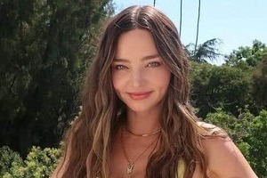 トップモデルのミランダ・カー42歳、7歳年下イケメン超大物CEO夫と京都へ　ラブラブショットまぶしすぎ