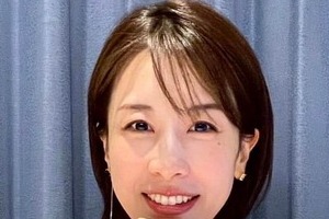 1児のママ・加藤綾子アナ40歳、「白で爽やかに」美脚ほっそり白ミニスカ姿　「とっても似合ってます」