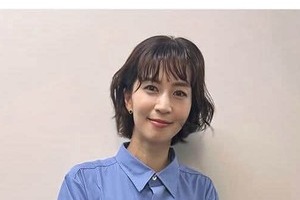 安田美沙子43歳、おなかチラ見えトレーニング動画に反響　美ボディさく裂！...「見とれちゃいます」