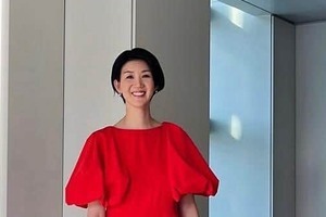 栗原恵40歳、「爆イケ」サングラス姿＆シンプルコーデで魅了　「異次元のスタイルの良さ」に驚き