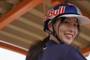 「めっちゃ可愛い」美女プロスノーボーダー鬼塚雅、サーファーに？　激レアなウェットスーツ姿に