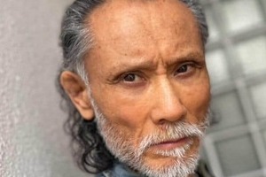 片岡鶴太郎70歳、バキバキ腹筋のぞくデニムコーデが「イケおじ」爆発　「素肌にペンダントも好き」