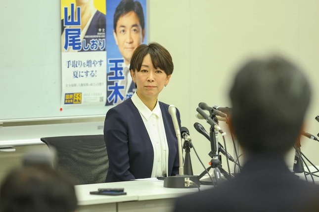 出馬会見に臨む山尾志桜里氏。翌日に公認内定取り消しが発表された（写真：Pasya/アフロ）