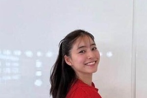 新木優子、「ウエスト細すぎる」涼しげなシャツコーデ　バハマの「思い出」ショット、笑顔がステキ