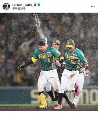 手荒い祝福を受ける佐藤（本人インスタグラムより）