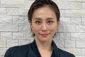 米倉涼子49歳、色香ただようゴージャス衣装で華やかオーラ　「世界一の美しさ」「AIと言われても信じる」