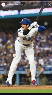 大谷翔平選手は、インスタグラムのストーリーズで右太ももにボールが当たった瞬間の写真している

