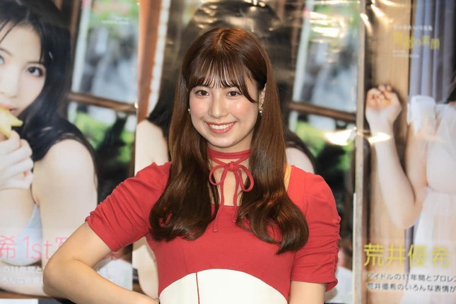 女子プロレスラーの荒井優希さん。初の写真集「無敵の素顔」（KADOKAWA）の発売記念イベントに出席した