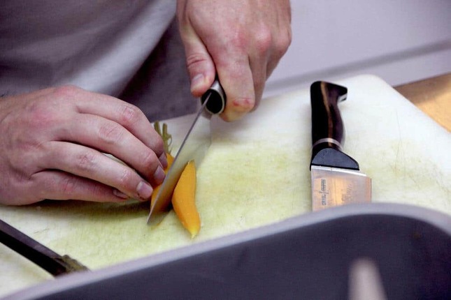 料理をする時のネイルについて話題に（写真はイメージ）