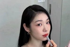 キム・ヨナ、おなかチラ見えスポーティなコーデ披露...上目遣いショットも　変わらぬ美しさにため息